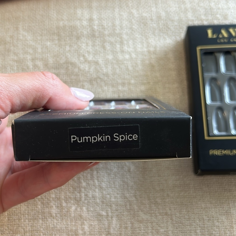 LAVAA Los Angeles press on nails, NIB set of two - Picture 8 of 11